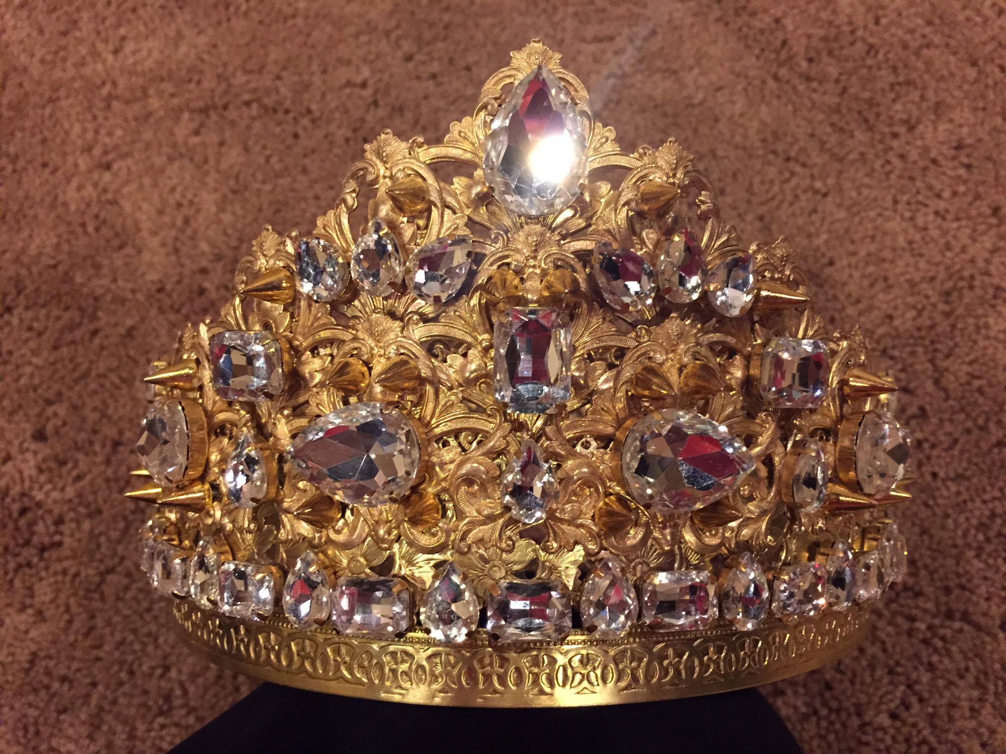Ariana Grande Gold Pointed Crown image 1